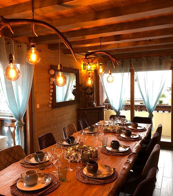 Interieur chaleureux du chalet